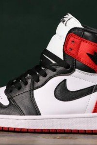 Air Jordan 1 WMNS “Satin Black Toe”